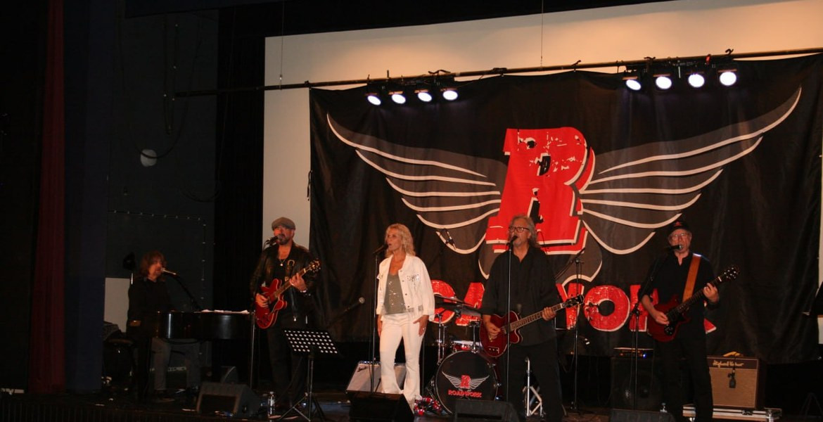 Robert Wells, Danny Handley, Maria Wells, Micke Finell och Ingemar Rogefeldt på scen.