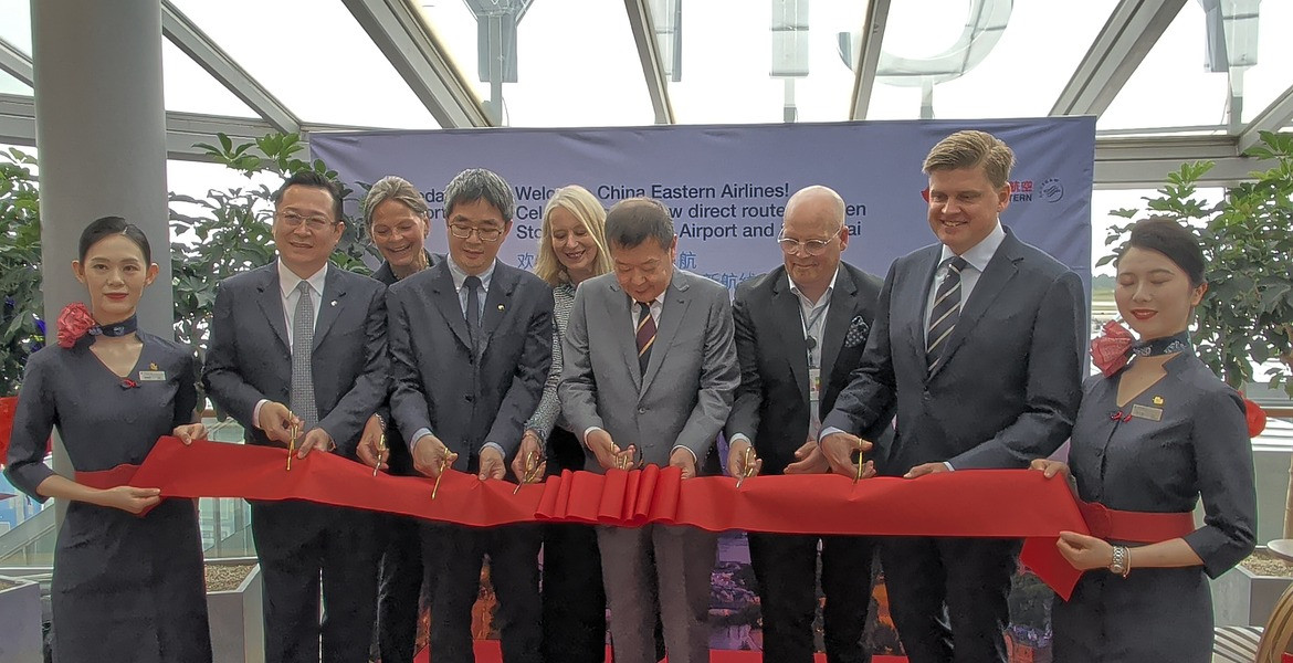 Bandklippning vid invigningen av China Eastern Airlines återupptagna direktlinje Stockholm-Shanghai på Arlanda. Från vänster syns bland andra Kinas ambassadör Zhou Limin, Swedavias vd Mats Johannesson och Haipin Liu från China Eastern Airlines.