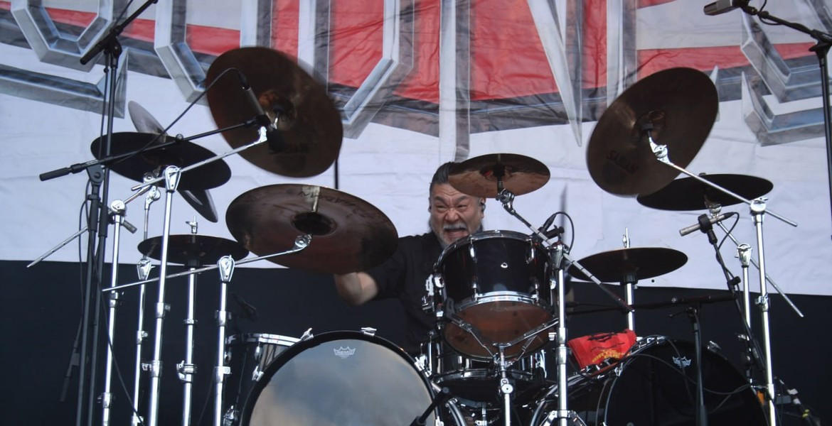 Masayuki Suzuki spelar trummor i Loudness