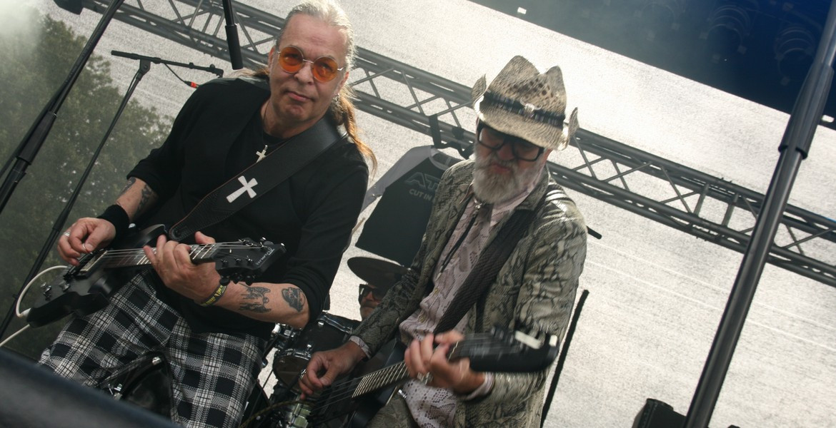 Mats Björkman och en bandkollega i ATC på Pirate Rock Stage