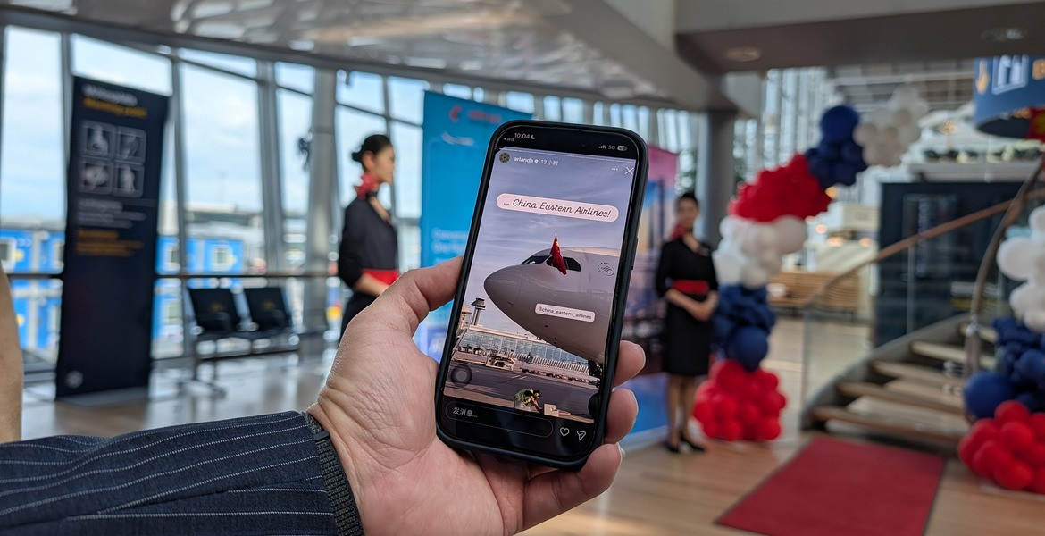 Ett filmklipp på en mobil visar premiärflygningen från tisdagen på Arlanda, med svenska och kinesiska flaggor vid planet.