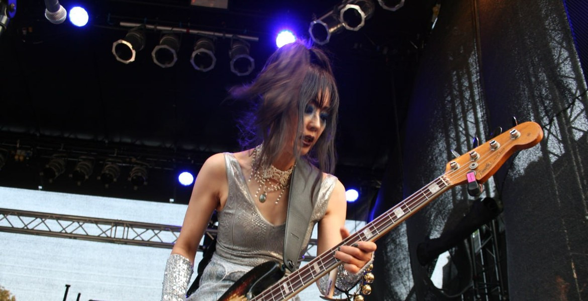 Tomoko Sukenobu spelar bas i Atomic Swing