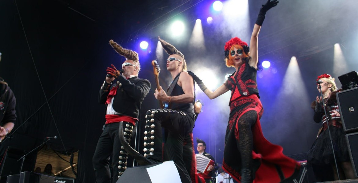 Leningrad Cowboys på scen med elvisfrisyrer och myggjagare