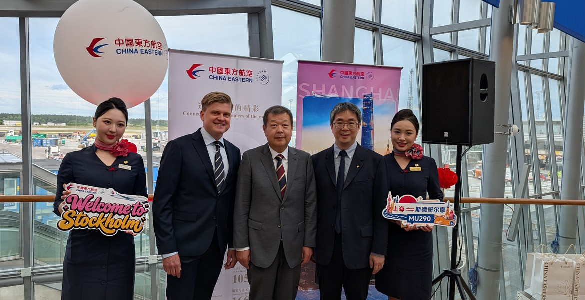 Representanter från China Eastern Airlines, Swedavia och samarbetspartners vid invigningen på Arlanda.