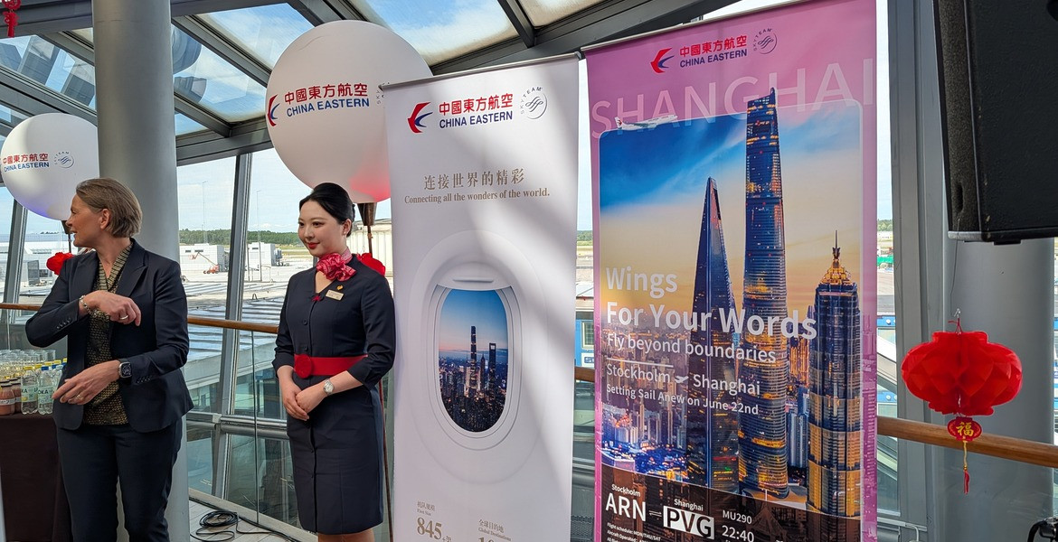 China Easterns Shanghai-skyltning i Sky City inför invigningen på Arlanda.