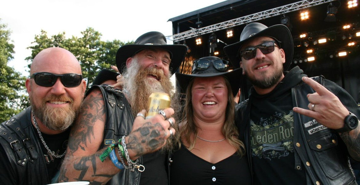Festivalbesökare dansar under Time To Rock