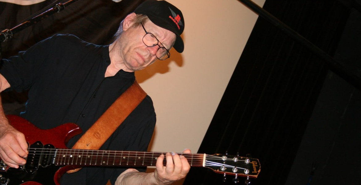 Ingemar Rogefeldt spelar gitarr på scen.