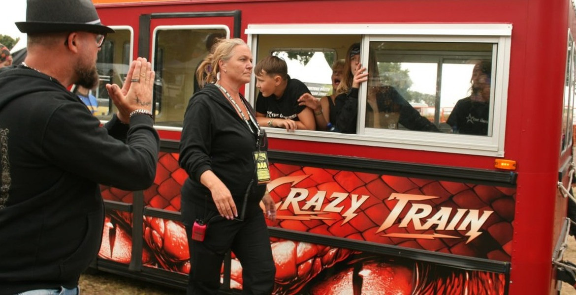 The Üniverse i hyllningsvagnen Crazy Train