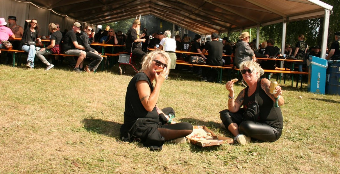Festivalbesökare sitter i gräset