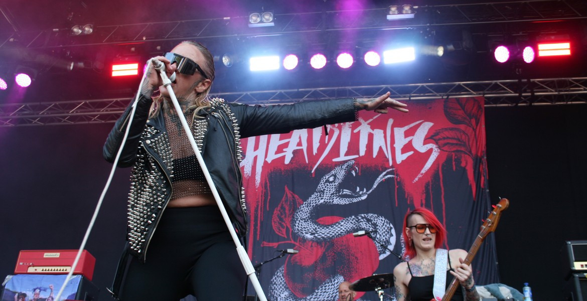 The Headlines med sångare, basist och trummis på scen