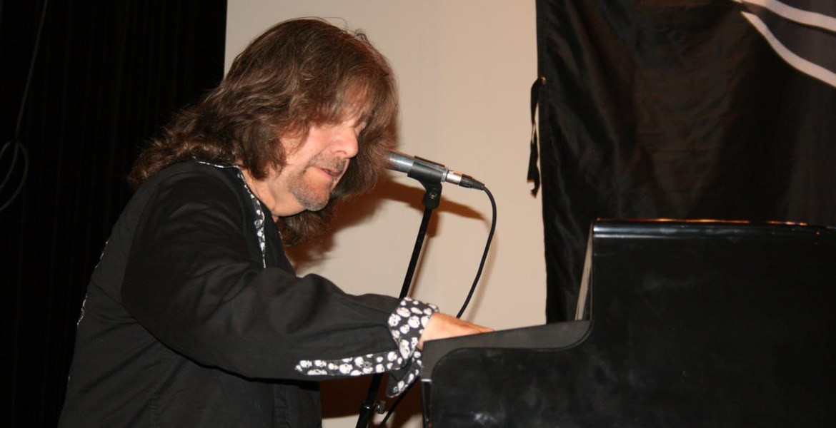Robert Wells vid pianot med musiker och publik i Mörrum.
