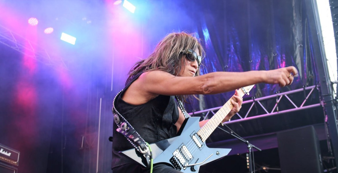 Akira Takasaki i Loudness spelar sologitarr