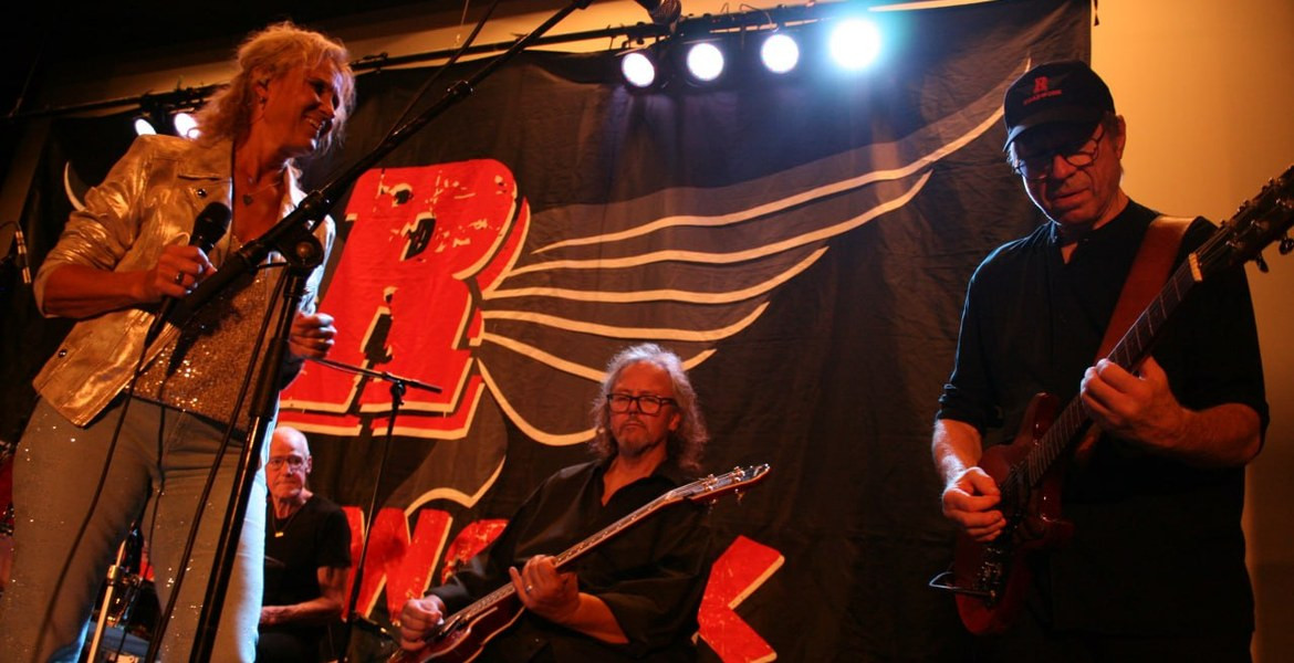 Maria Wells, Peder Sundahl, Micke Finell och Ingemar Rogefeldt på scen.