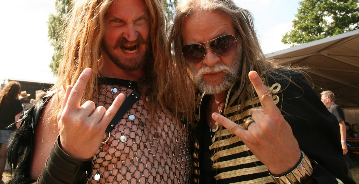 Medlemmar i Metal Dragon möter festivalbesökare