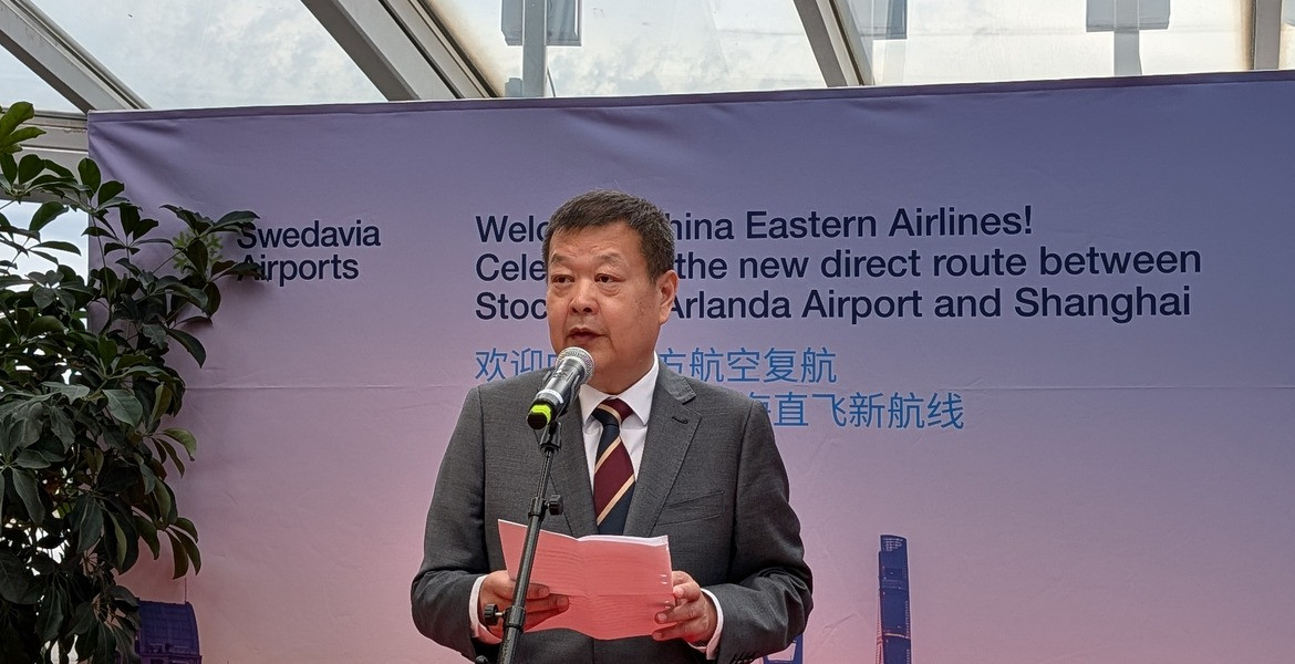 Kinas ambassadör i Sverige, Zhou Limin, vid invigningen av direktlinjen Stockholm-Shanghai på Arlanda.