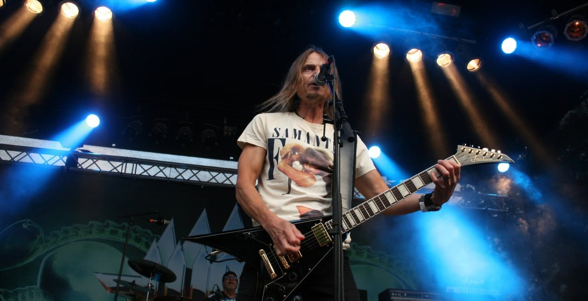 Niklas Stålvind i Wolf på sång och gitarr