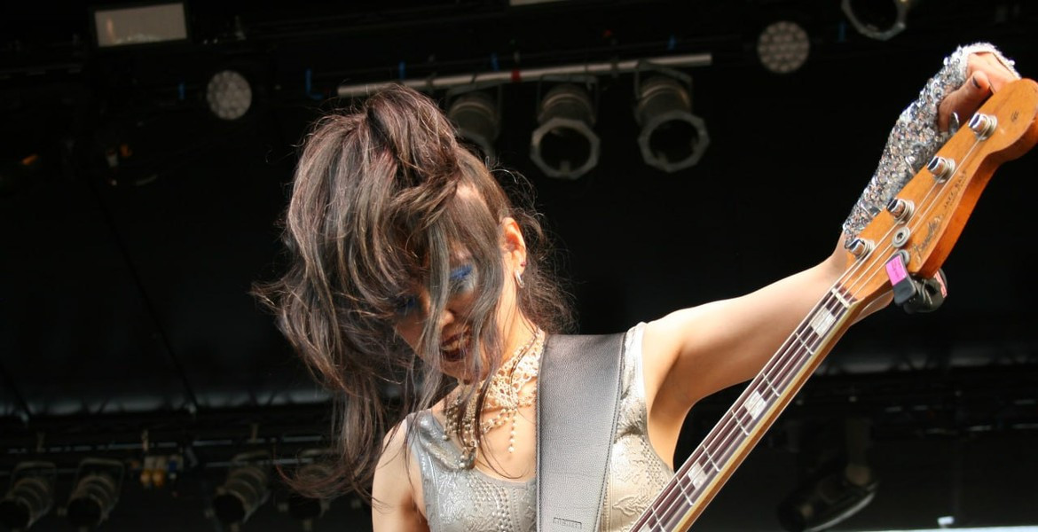 Tomoko Sukenobu spelar bas i Atomic Swing