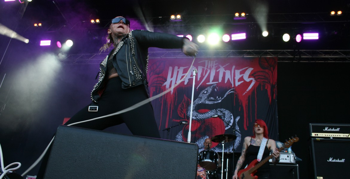 Sångaren i The Headlines i ett energiskt scenframträdande
