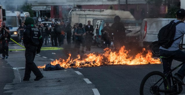 Minst 76 poliser skadade i G20-protester