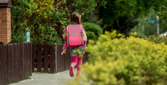 Barn som sålt majblommor har blivit rånade och misshandlade