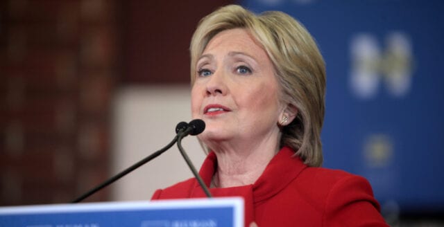 Hillary Clinton står fast vid Rysslandskonspiration