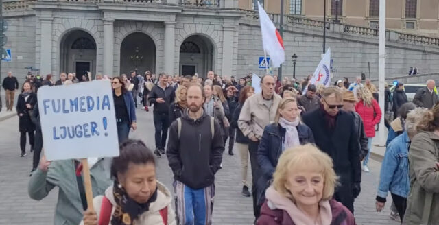 Dubbla manifestationer mot coronapolitiken i Stockholm