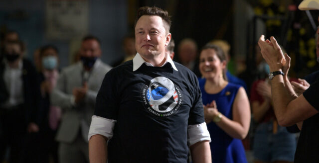 Elon Musk köper aktier i Twitter