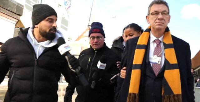 Här pressas Pfizers vd av journalister i Davos