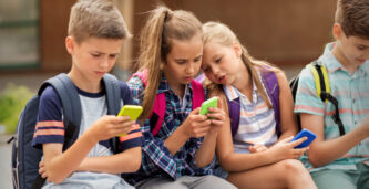 Barn med mobiltelefoner - skolan
