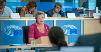 EU-länderna eniga om Chat Control – öppnar för överstatlig massövervakning