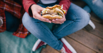 Forskare: Företag driver sjukdomspandemi med ultraprocessad mat