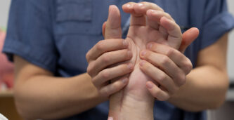 Banbrytande dubbel handtransplantation genomförd i Sverige