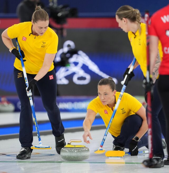 Agnes Knochenhauer skjuter en sten under semifinalen i curling mot Kanada vid vinter-OS 2026 i Cortina