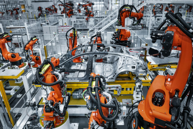 Robotarmar på en automatiserad produktionslinje i en kinesisk bilfabrik