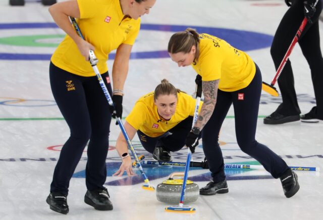 Sara McManus skjuter en sten under semifinalen i curling mot Kanada vid vinter-OS 2026 i Cortina