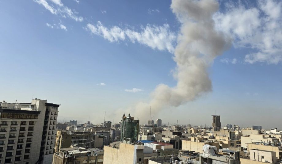 Rök stiger över bostadsområde i Teheran efter explosion den 28 februari 2026.