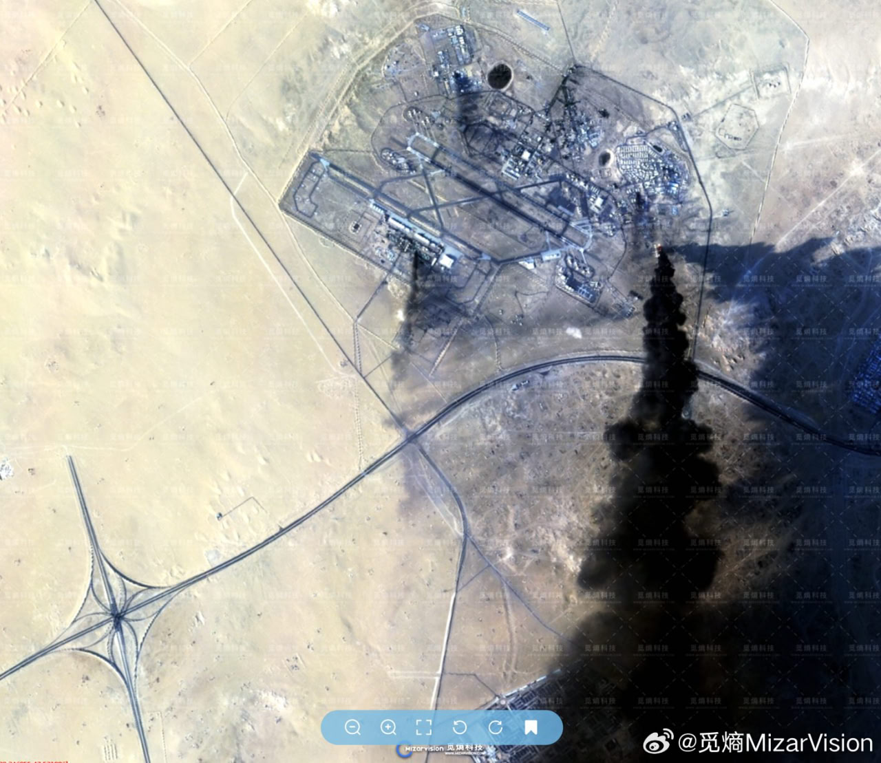 Satellitbild över Ali al-Salem Air Base i Kuwait med kraftiga rökpelare från bränder efter robotattacker