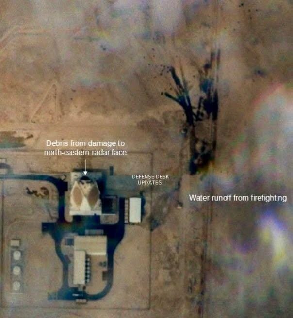 Satellitbild ovanifrån av skadat radarsystem vid Al Udeid Air Base i Qatar med synliga brandskador och brandsläckningsvatten