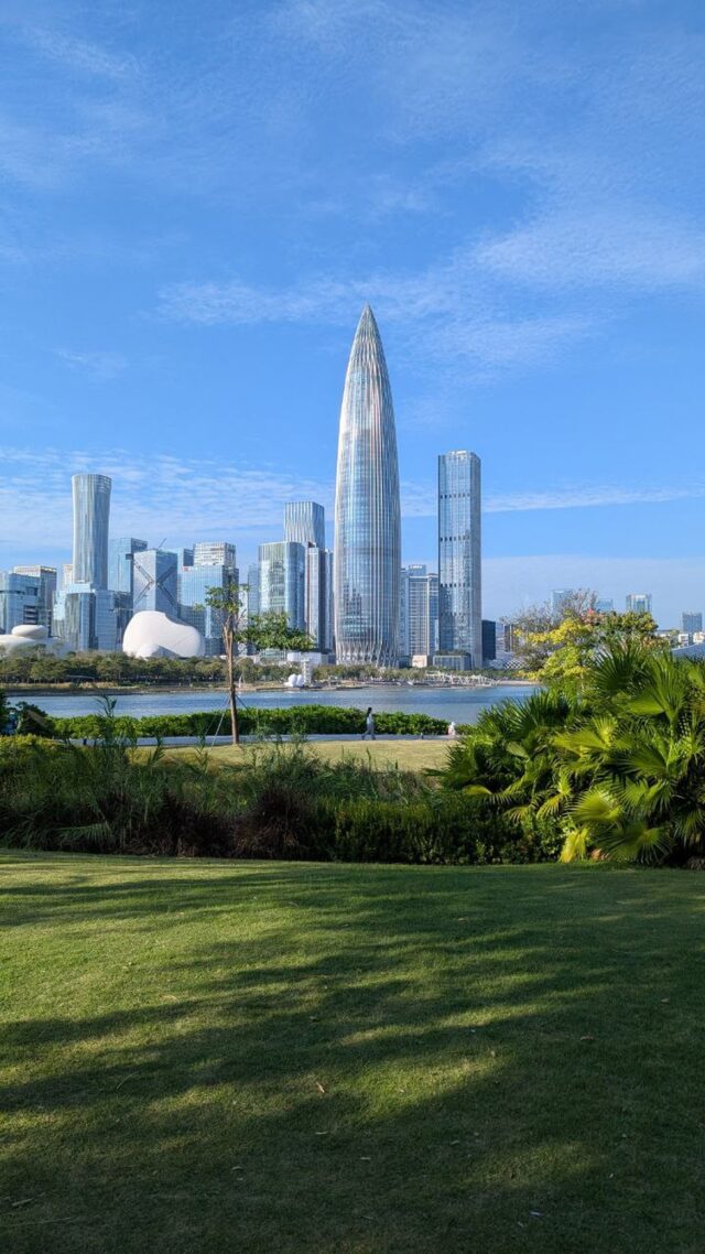 Shenzhen stadsvy med skyskrapor bakom en grön park