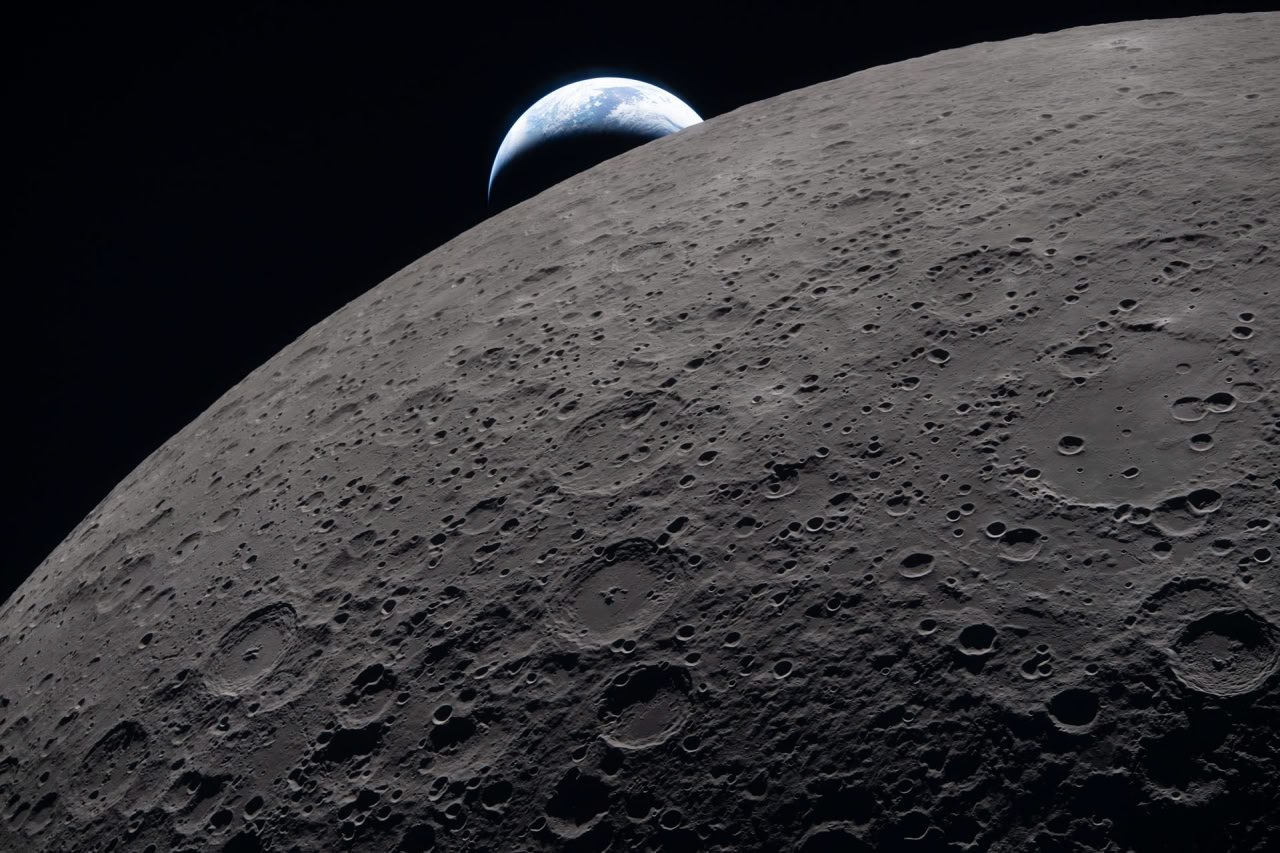 Månen och jorden fotograferade från Orion-farkosten.
