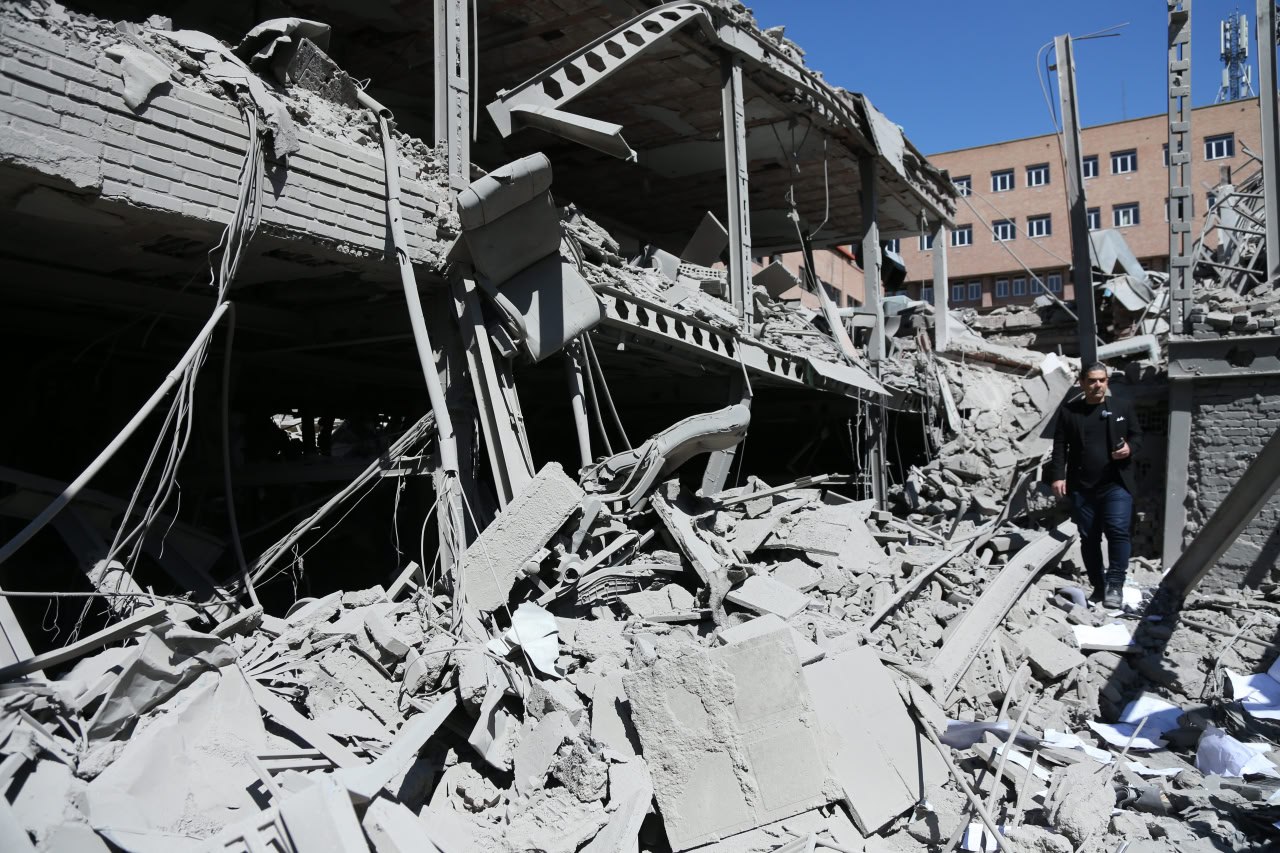 Skadad byggnad vid Sharif University of Technology efter bombanfall