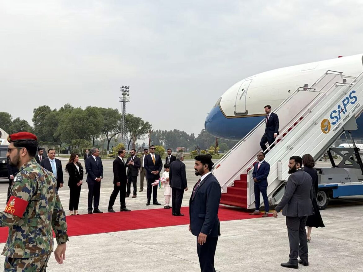 USA:s vicepresident JD Vance anländer till Nur Khan flygbas i Rawalpindi, Pakistan, den 11 april 2026.