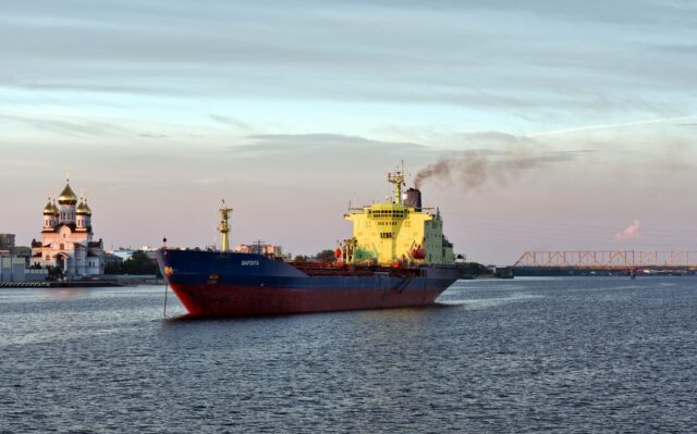En rysk oljetanker på Norra Dvina i Archangelsk