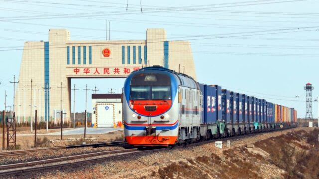 Godståg vid Alashankou-stationen vid gränsen mellan Kina och Kazakstan.