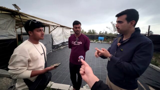 Intervjuscen med migrantarbetare i Portugal ur Tyler Oliveiras videoreportage.