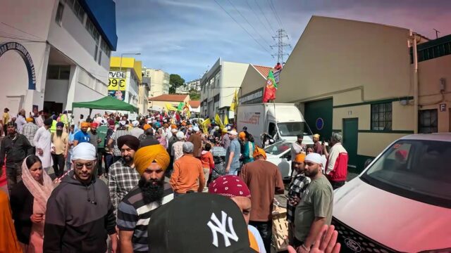 Sikhisk folksamling på en gata i Portugal ur Tyler Oliveiras videoreportage.