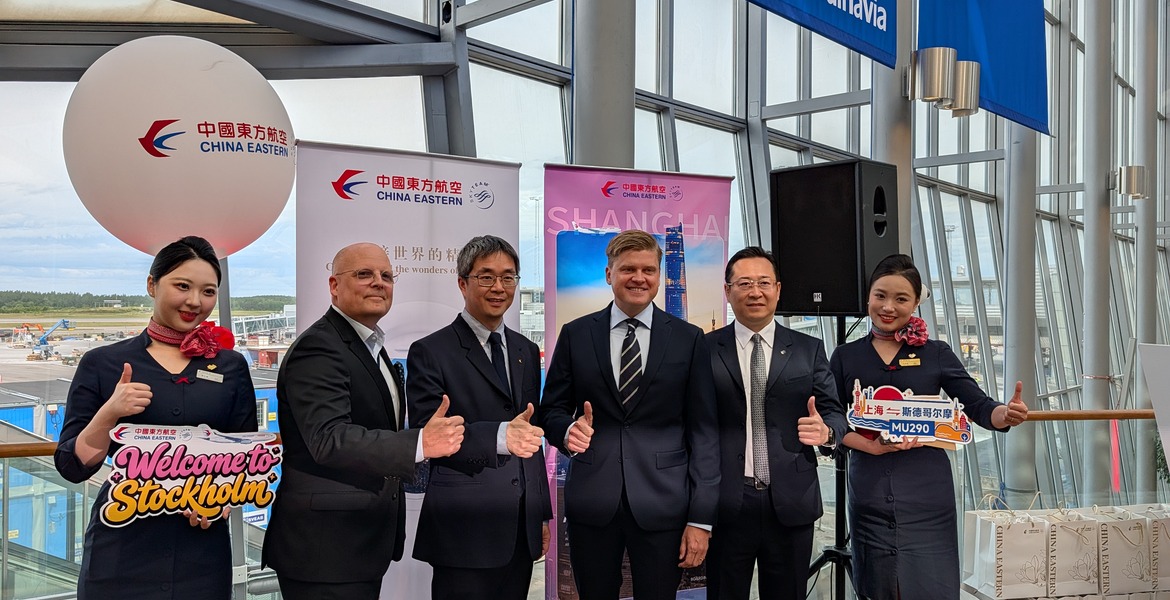 Representanter från China Eastern Airlines, Swedavia och samarbetspartners vid invigningen av direktlinjen Stockholm–Shanghai på Arlanda.