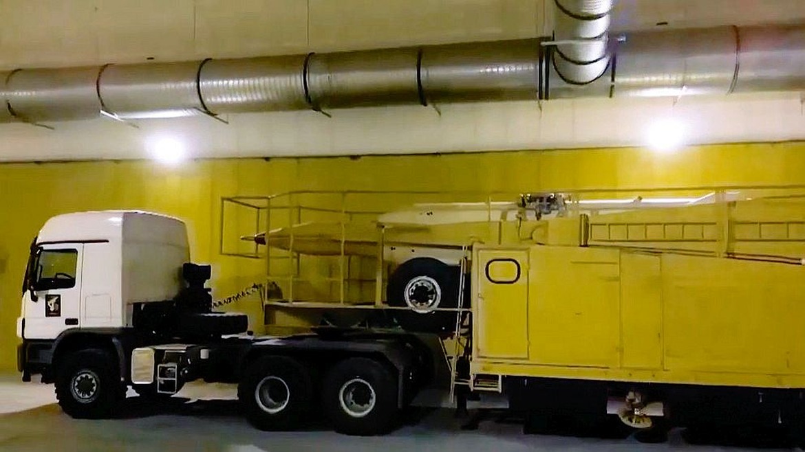 Mobil avfyrningsramp med ballistisk robot i en iransk underjordisk anläggning