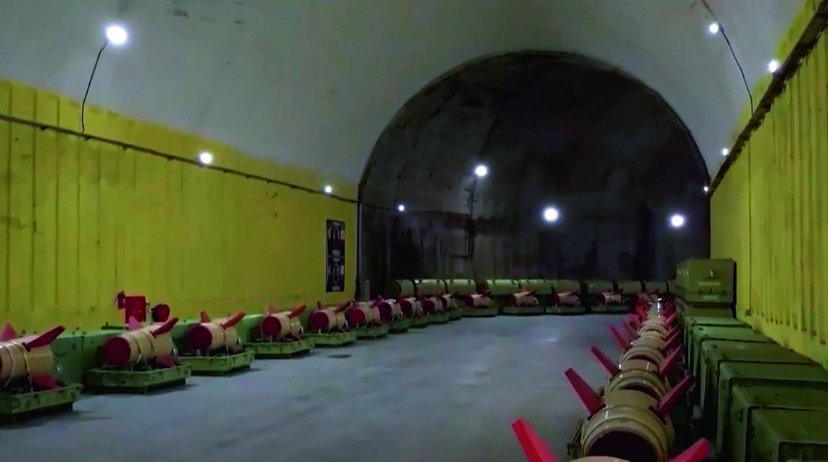Robotkomponenter och materiel i en underjordisk tunnel i Iran