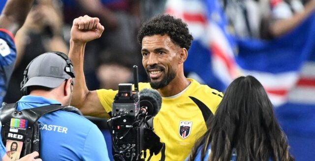 Kap Verdes målvakt firar avancemanget till sextondelsfinal i fotbolls-VM.
